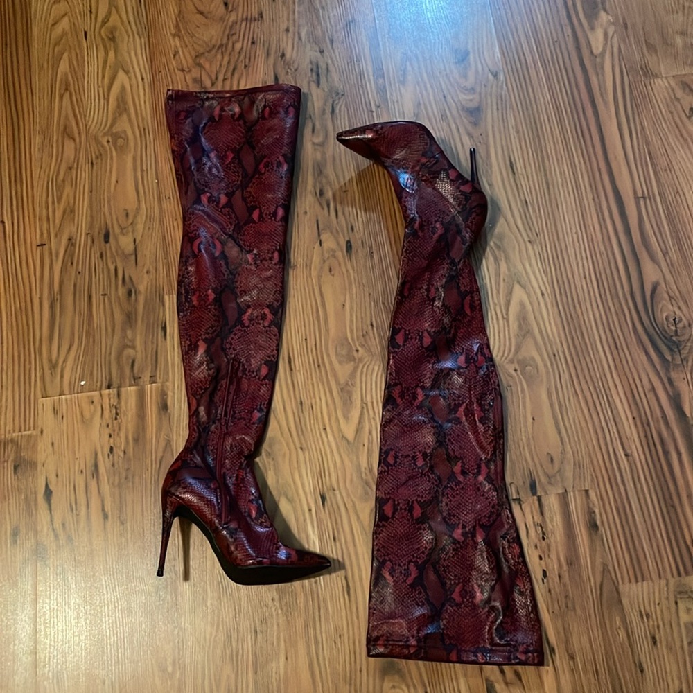 STEVE MADDEN Red and Black Snake Skin Boots